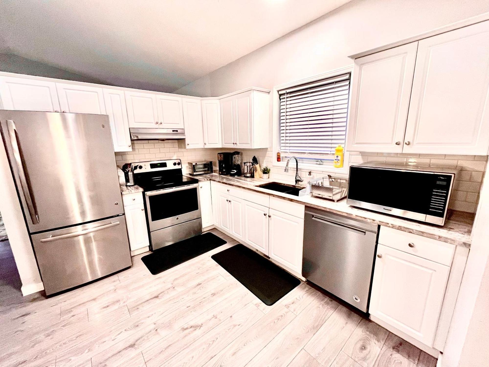 Spacious Main Floor In Detached With Parking & Kitchen Holiday home Calgary