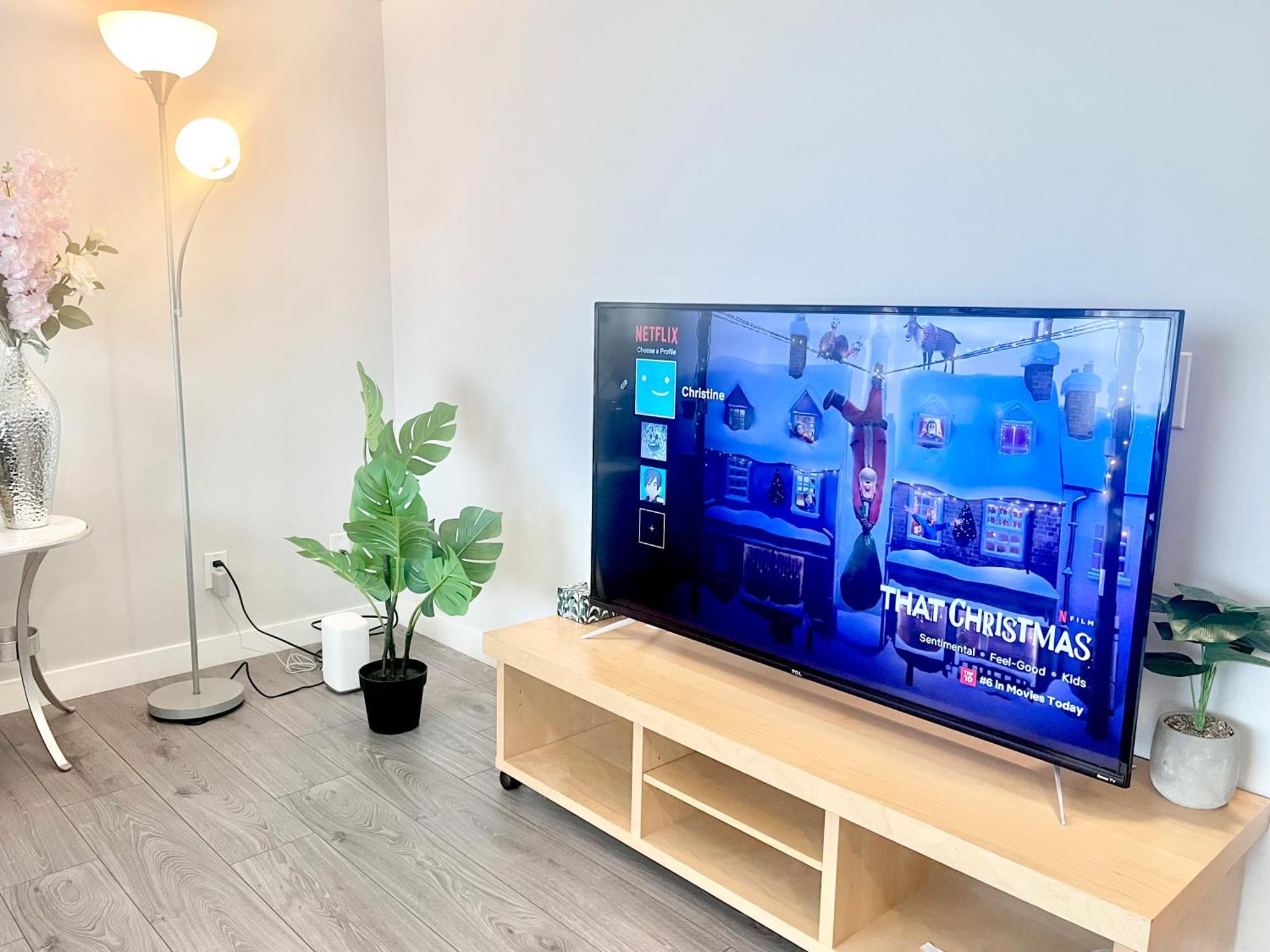 Spacious Main Floor In Detached With Parking & Kitchen *