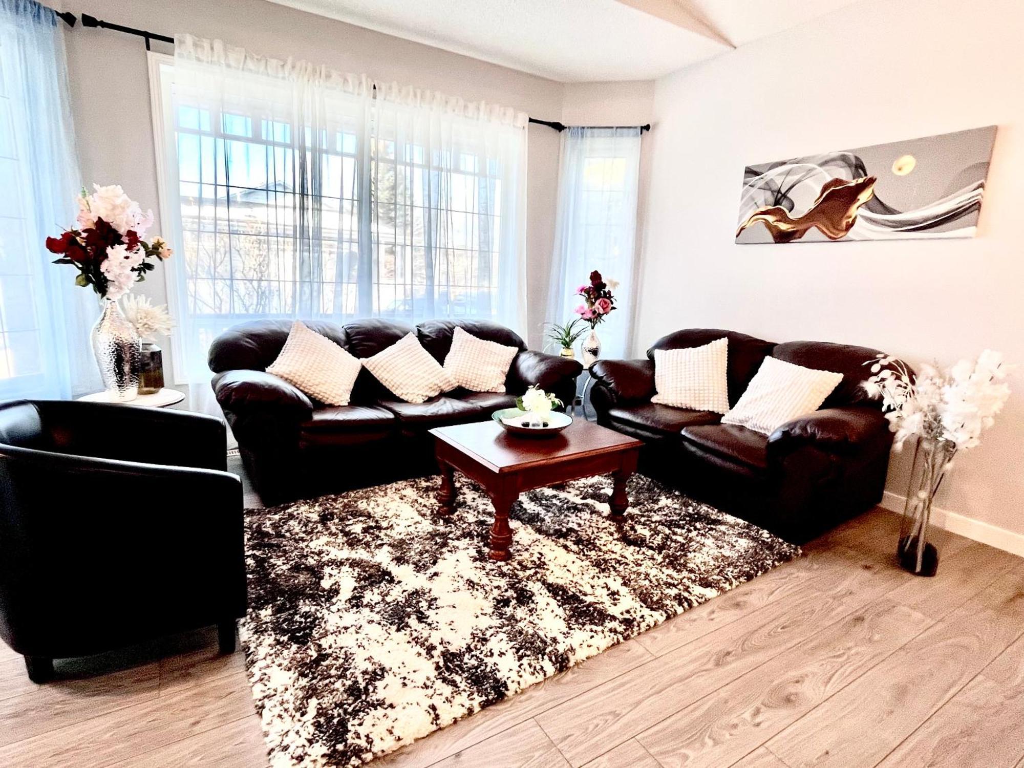 Holiday home Spacious Main Floor In Detached With Parking & Kitchen *