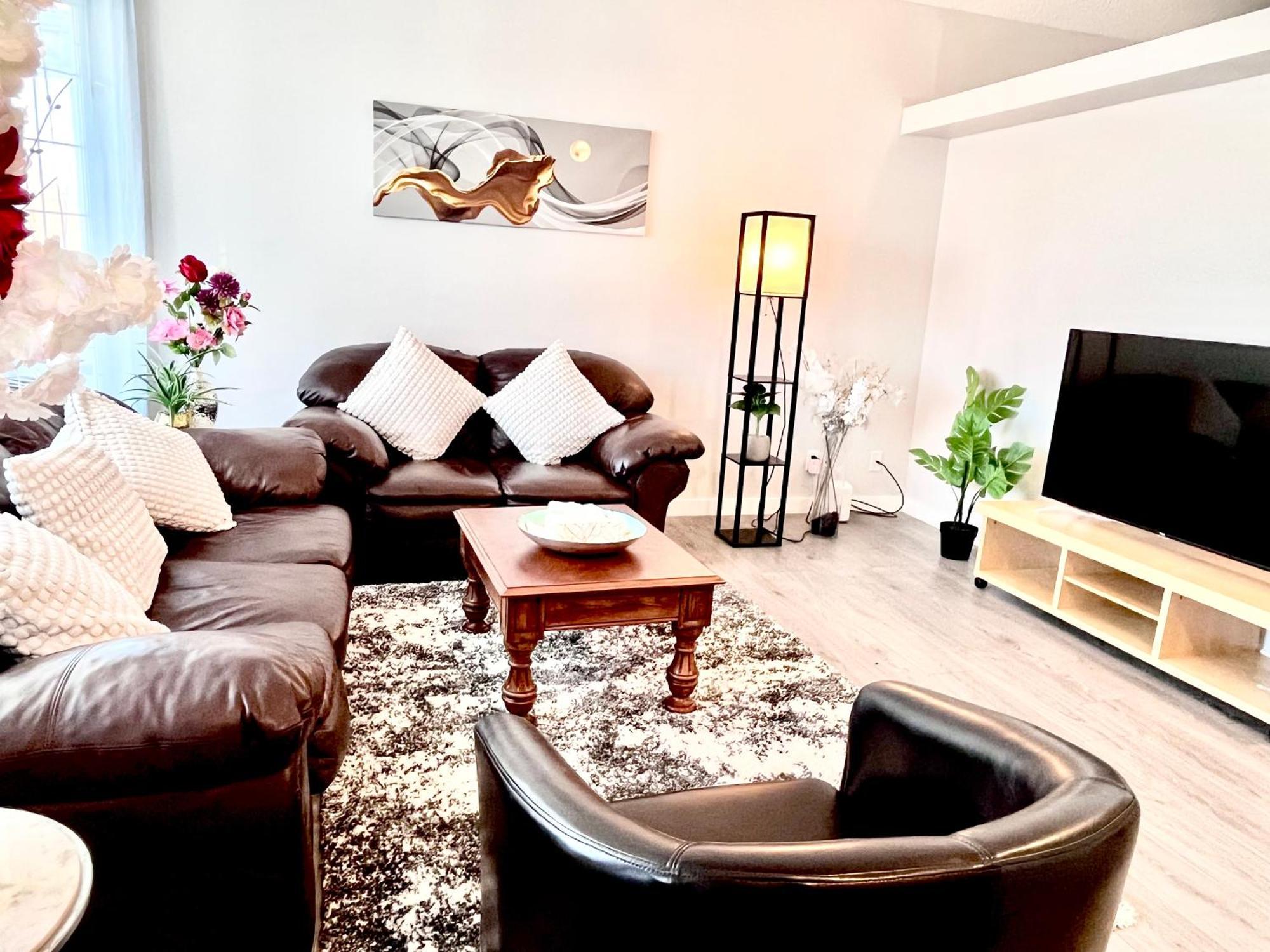 Spacious Main Floor In Detached With Parking & Kitchen Holiday home Calgary